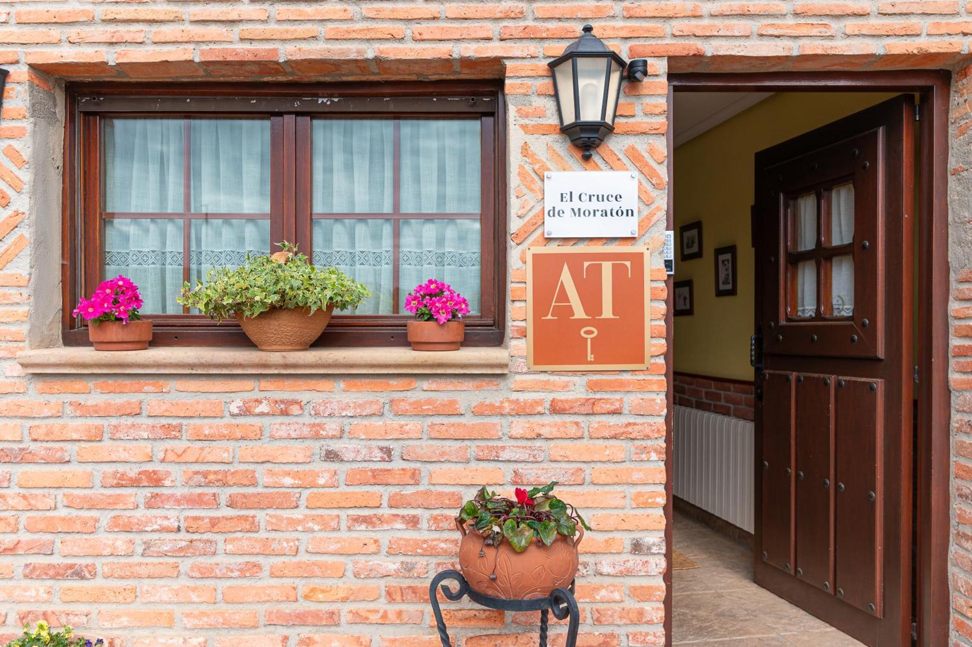 Apartamentos El Cruce de Moratón Cóbreces Exterior foto